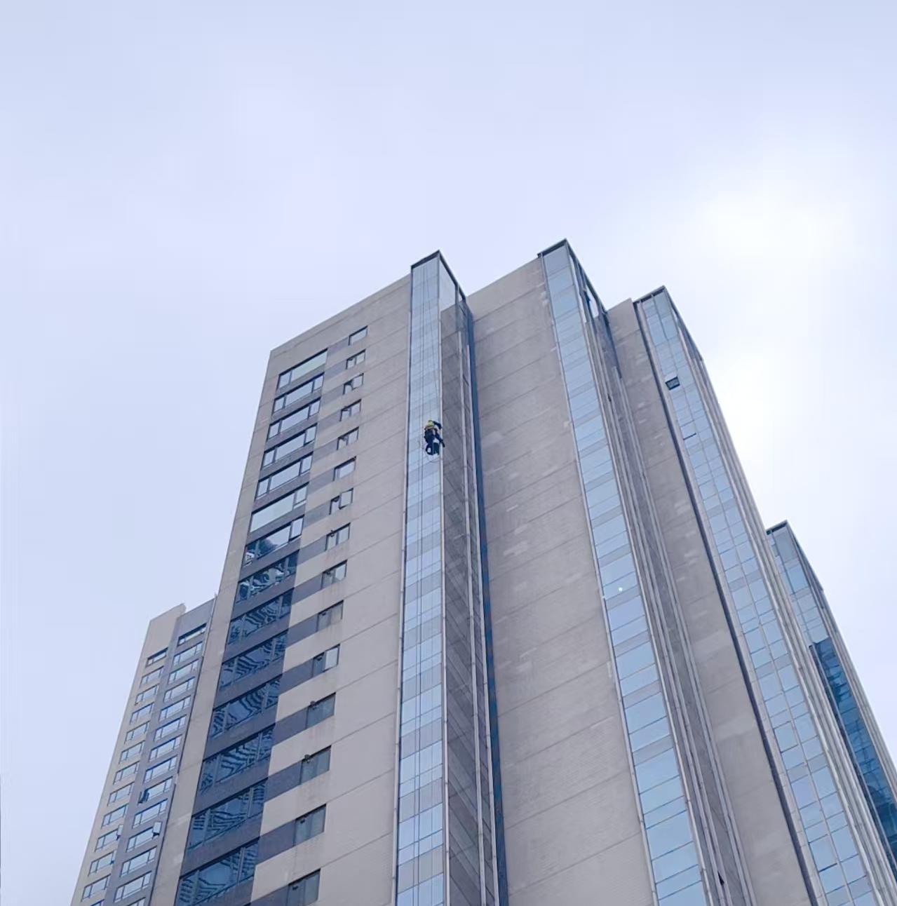 为什么写字楼偏爱玻璃幕墙而教学楼多用实墙小窗？